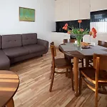 Acacia Apartment *