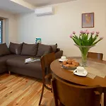 Acacia Apartment