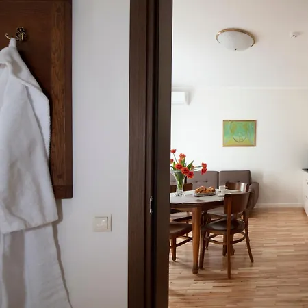 Acacia Apartment *