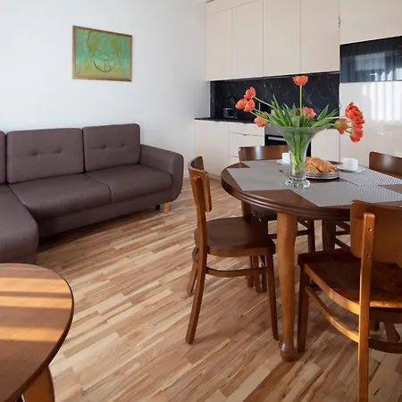 Acacia Apartment *